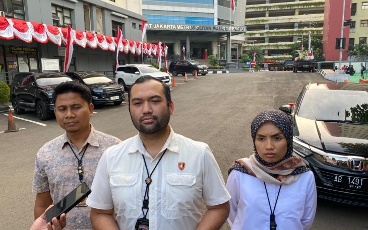 Wakasat Reskrim Polres Metro Jakarta Barat, Kompol Kennardi, didampingi Kasubnit 1 Unit PPA Iptu Mukhtamim