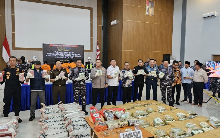 Press release mengenai penggagalan penyelundupan narkotika jenis sabu dan kokain seberat 1,9 ton yang dilakukan oleh TNI Angkatan Laut (AL) di Mako Lantamal IV Batam, Tanjung Sengkuang, pada Jumat (16/05/25).