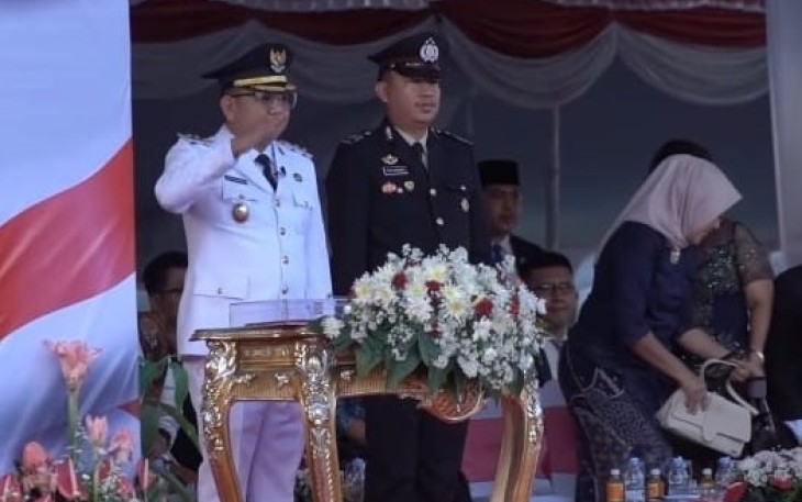 Wakil Walikota Bitung Randito Maringka saat memberikan penghormatan pada penurunan bendera merah putih.