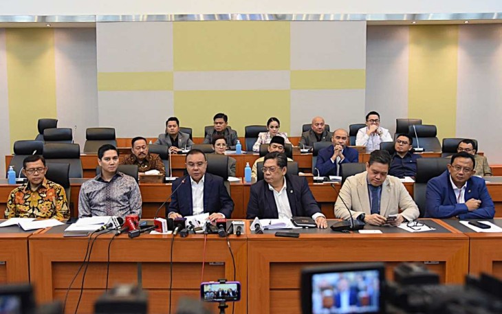 Wakil Ketua DPR RI Sufmi Dasco Ahmad dalam konferensi pers yang dihadiri oleh pimpinan Komisi I DPR dan perwakilan dari masing-masing fraksi yang digelar di Gedung Nusantara II DPR RI, Senayan, Jakarta, Senin (17/3/2025).