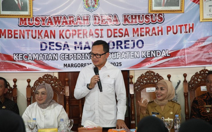 Wamendagri Bima Arya Sugiarto pada acara Musyawarah Desa Khusus Pembentukan Koperasi Desa Merah Putih di Balai Desa Margorejo, Kabupaten Kendal, Jateng, Selasa (6/5/2025).