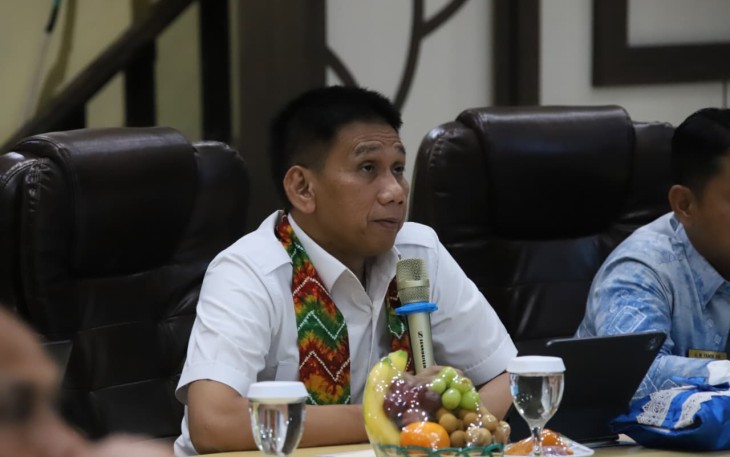 Wamendagri Akhmad Wiyagus saat memimpin Rakor Tim Pengendalian Inflasi Daerah di Aula Kayuh Baimbai, Kantor Wali Kota Banjarmasin, Kalimantan Selatan (Kalsel), Kamis (13/11/2025).
