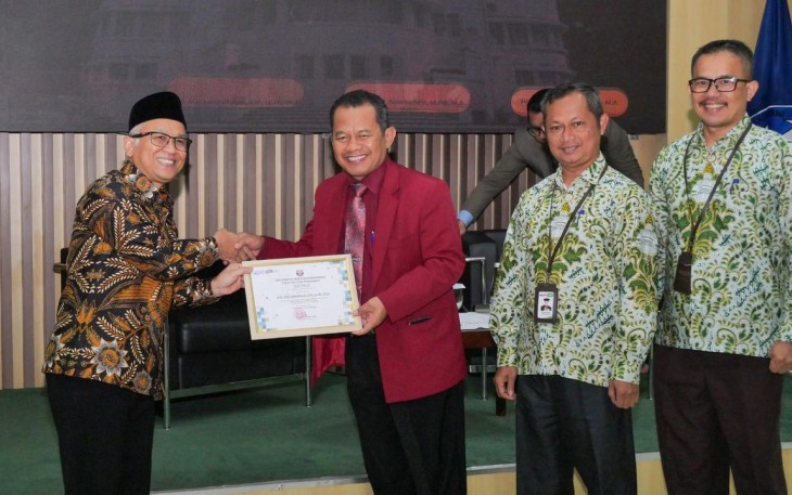 Wamendikdasmen, Atip Latipulhayat, menjadi pembicara kunci dalam kuliah umum yang bertajuk “Deep Learning dalam Pendidikan Era Digital” yang diselenggarakan di Auditorium Fakultas Ilmu Pendidikan, Universitas Pendidikan Indonesia (UPI), pada Senin (17/2).