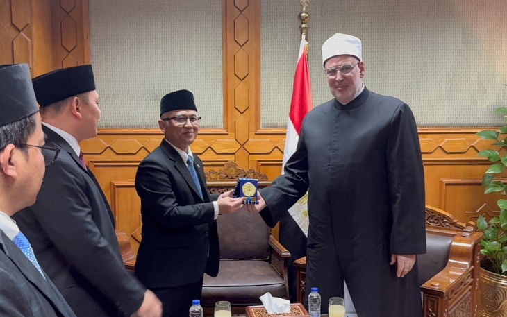 Wamendikdasmen, Atip Latipulhayat, dengan Wakil Grand Syeikh Al-Azhar, Mohammed Abdel Rahman Al-Duweiny, di Kairo, Mesir, pada Senin (24/11).