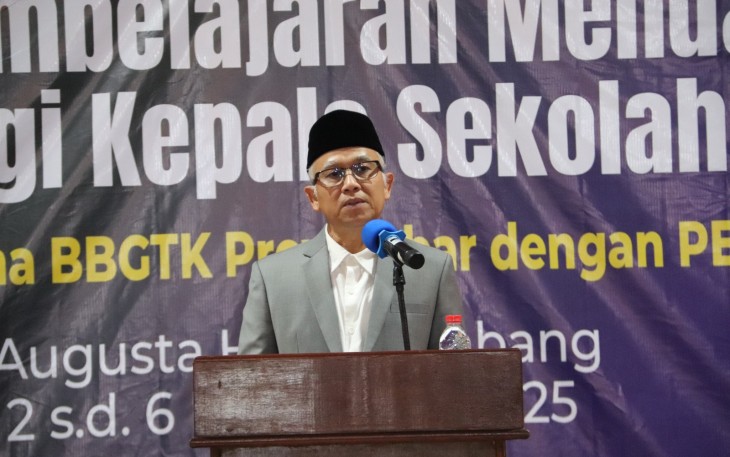 Wamendikdasmen Atip Latipulhayat saat menutup Pelatihan Pembelajaran Mendalam bagi Kepala Sekolah dan Guru Pendidikan Dasar di Bandung, Jawa Barat.