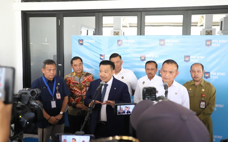 Wamenko Polkam Lodewijk Freidrich Paulus di hadapan awak media usai menjadi pembicara pada Retret Kepala Daerah Gelombang II di Balairung Rudini, Kampus Institut Pemerintahan Dalam Negeri (IPDN) Jatinangor, Kabupaten Sumedang, Jawa Barat, Selasa (24/6/2025).