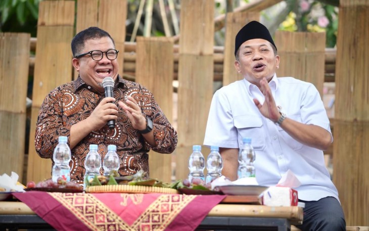 Wamenkop Ferry Juliantono (kanan) saat menghadiri Festival Pamer Kampung Kota dan peresmian Model Koperasi Perumahan, di Yogyakarta, Minggu (13/7).