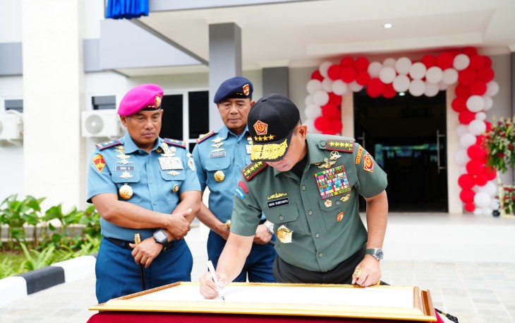 Panglima TNI Jenderal TNI Agus Subiyanto saat meresmikan Gedung Trisula Barak Siaga Detasemen Jalamangkara (Denjaka)