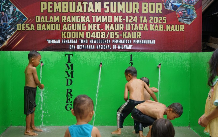 Senyum Ceria Anak-anak Sambut Sumur Bor TMMD Ke-124 Kodim 0408/BS