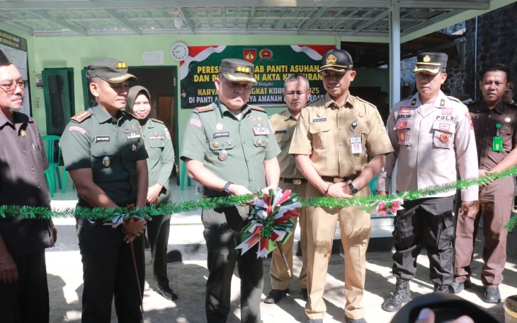 Pemotongan pita tanda peresmian Rehab Panti Asuhan dan Serahkan Akta Lahir 