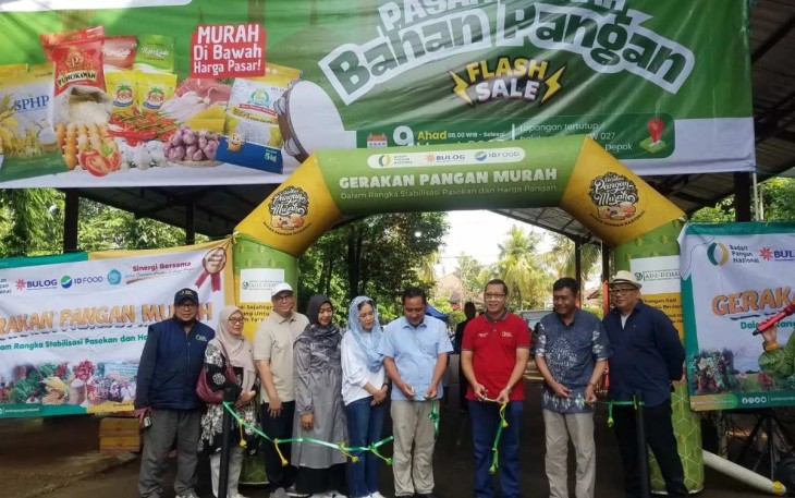 Wakil Wali Kota (Wawalkot) Depok, Chandra Rahmansyah menggunting pita sebagai simbolis pembukaan Pasar Murah Bahan Pangan yang berlangsung di RW 27 Perumahan Pesona Khayangan, Kecamatan Sukmajaya, Minggu (9/3)