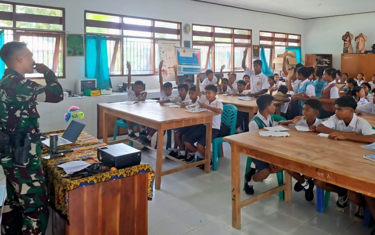 Satgas RI-RDTL Pos Nunura Ajak Siswa Belajar dan Nikmati Kolak Bersama