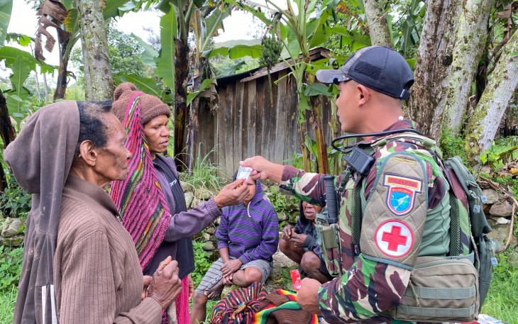 Satgas Yonif 641/Bru saat Laksanakan Komsos Ciptakan Kebersamaan Humanis Bersama Masyarakat Distrik Walesi