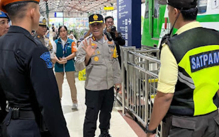 Kapolres Madiun Kota AKBP Agus Dwi Suryanto memberikan pengarahan di stasiun Madiun, Sabtu (5/4)