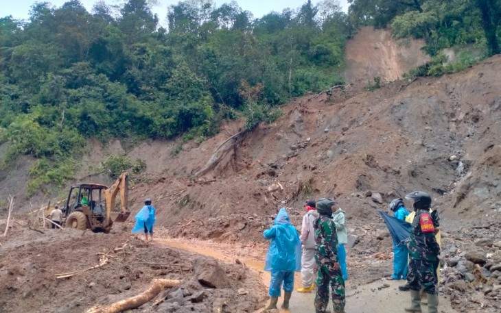 Prajurit Kodim 0212/TS Bantu Penanganan Bencana di Mandailing Natal
