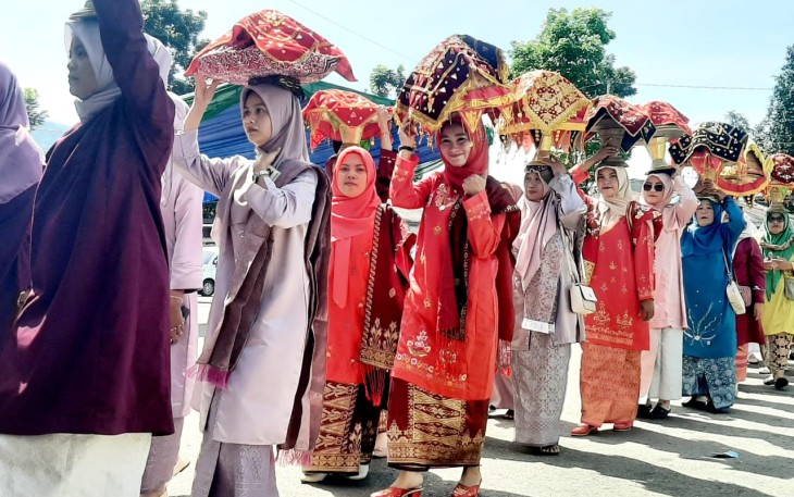 Semarak Parade Budaya Makan Bajamba Meriahkan HUT ke 80 Kabupaten Pasaman