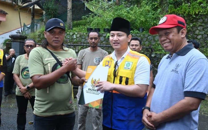 Bupati Trenggalek, Mochamad Nur Arifin, saat  melaunching Satgas DAYA (Satuan Tugas Swadaya Penambalan Jalan, di Kecamatan Watulimo, Jum'at (4/7)2025)