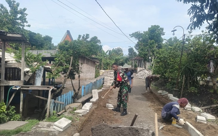 Babinsa Luworo Ikut Karya Bakti Pemasangan Paving di Lingkungan Permukiman Warga