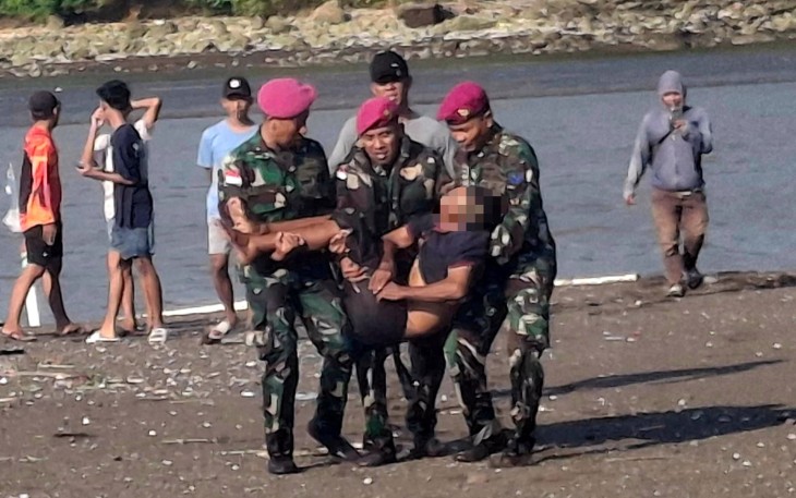 Aksi Sigap Prajurit TNI AL Evakuasi Nelayan Sakit Saat Melaut 