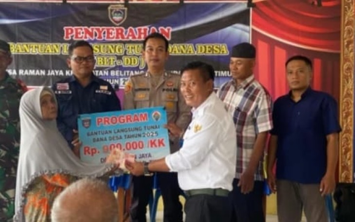 Warga Desa Raman Jaya saat Terima BLT DD Tahun 2025 Tahap Pertama
