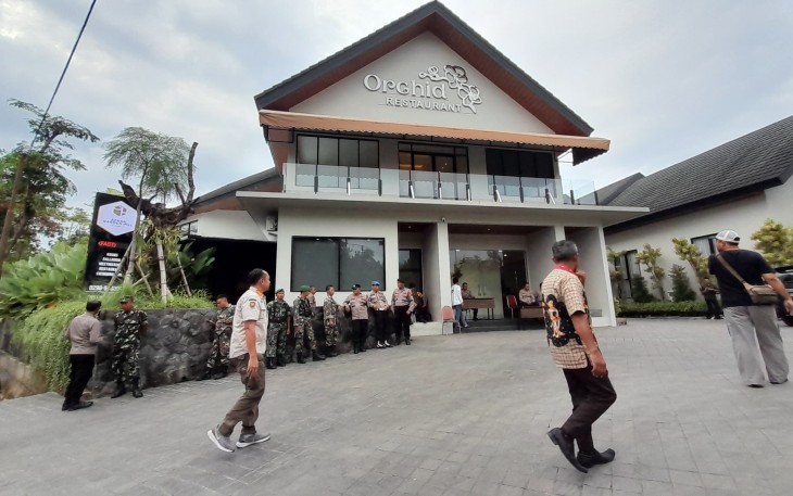 Puluhan aparat keamanan dari TNI, Polri dan Satpol PP siaga saat audiensi penambang minyak sumur tua Ledok dan Semanggi