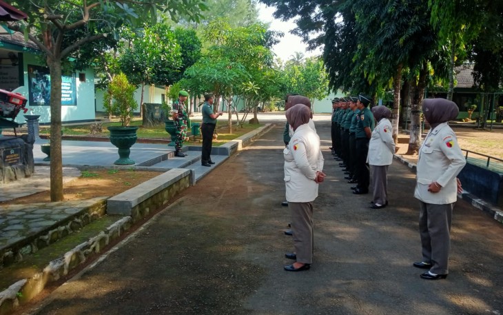 Anggota Kodim 0801/Pacitan baik militer dan ASN rutin melaksanakan apel pagi, bertempat di depan Aula Kopral Sigit Makodim 0801/Pacitan, Jl.Letjend Suprapto No 42, Pacitan, Rabu (05/03/2025)