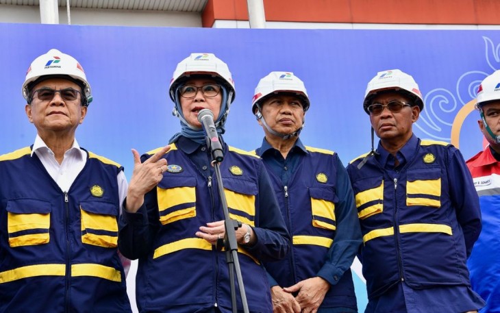 Kepala BPH Migas Erika Retnowati memberikan konferensi pers di Medan, Minggu (23/3)