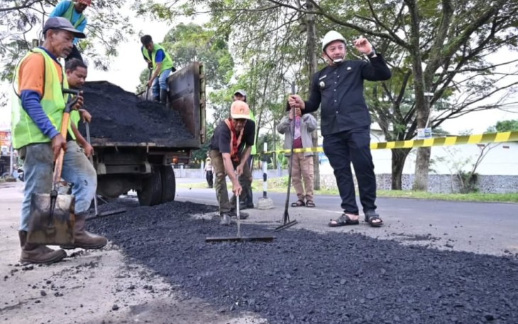 Bupati Karanganyar, Rober Christanto, meninjau lokasi perbaikan jalan Ngadiluwih Matesih di depan SMKN 1 Matesih, Kamis (22/5/2025)