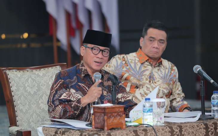 Mendes Yandri didampingi Wamendes PDT Ahmad Riza Patria saat memberikan keterangan pers di Kantor Kemendes PDT, Jakarta, Rabu (13/8/2025)