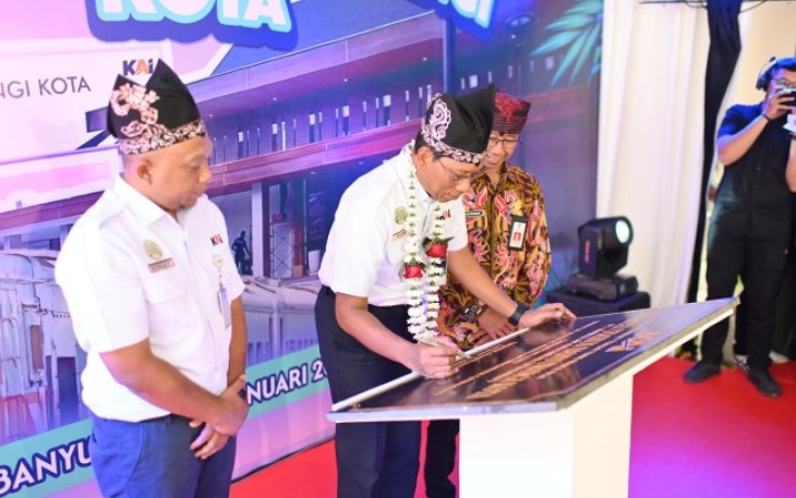 Dirut PT KAI Diedik Hartantyo meresmikan penataan stasiun Banyuwangi Kota, Jum'at (3/1/25)