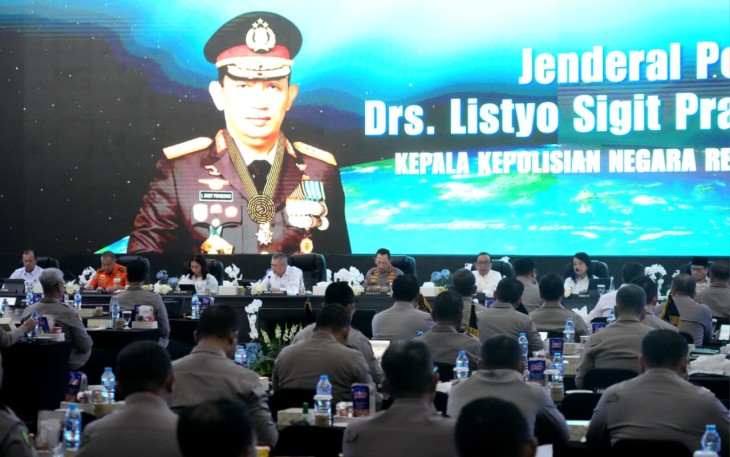 Polri mengoptimalkan layanan hotline 110 sebagai saluran utama pengaduan dan pelaporan masyarakat selama perayaan Natal 2025 dan Tahun Baru 2026. Layanan ini dioptimalkan mulai 22 Desember 2025 sebagai bentuk kesiapsiagaan Polri dalam merespons cepat setiap situasi kedaruratan
