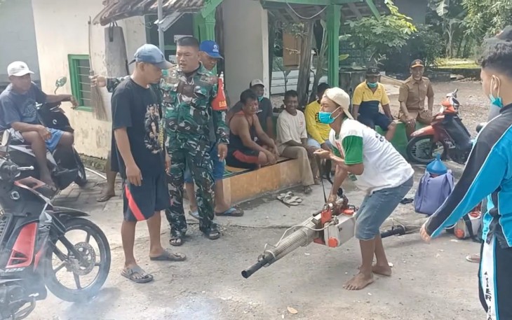 Babinsa Pos Koramil Gerih Bersama Dinas Kesehatan saat Lakukan Fogging