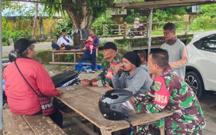 Babinsa Koramil 02/Timika Kodim 1710/Mimika, Serma Wawan Setiawan dan Serda Samsudin melaksanakan Komunikasi Sosial (Komsos) bersama tukang ojek di Kelurahan Kwamki Baru, Distrik Mimika Baru, Jumat (25/4/2025)
