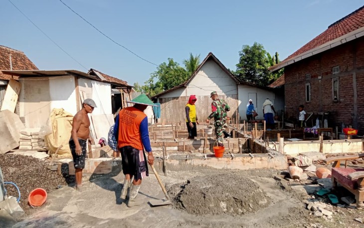Babinsa Koramil 0803/10 Pilangkenceng Kerja Bakti Pembuatan Musala di Desa Sumbergandu