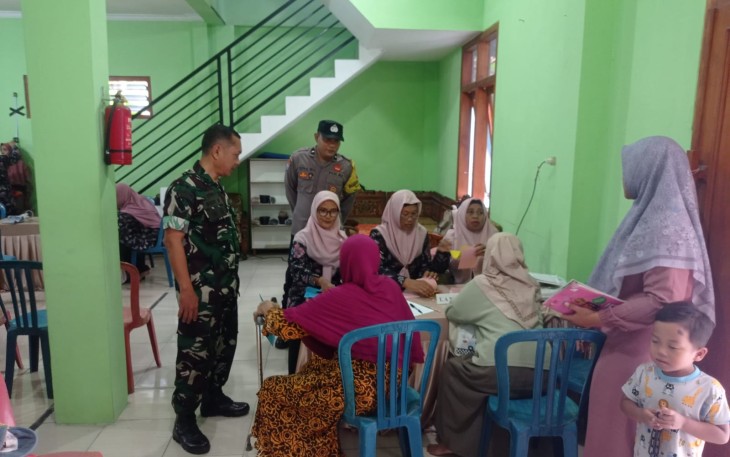 Babinsa Desa Sawahan Dampingi Pelayanan Kesehatan Balita dan Lansia 