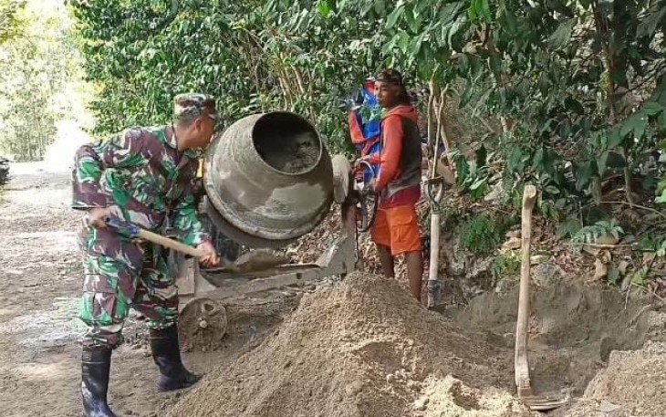 Babinsa Koramil 0801/11 Donorojo Bangun Talud