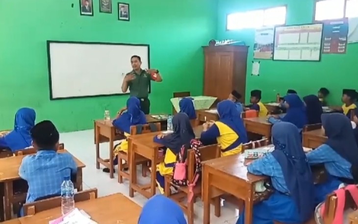 Babinsa Patalan Koramil 0805/09 Kendal Berikan Wasbang di SDN Patalan 1