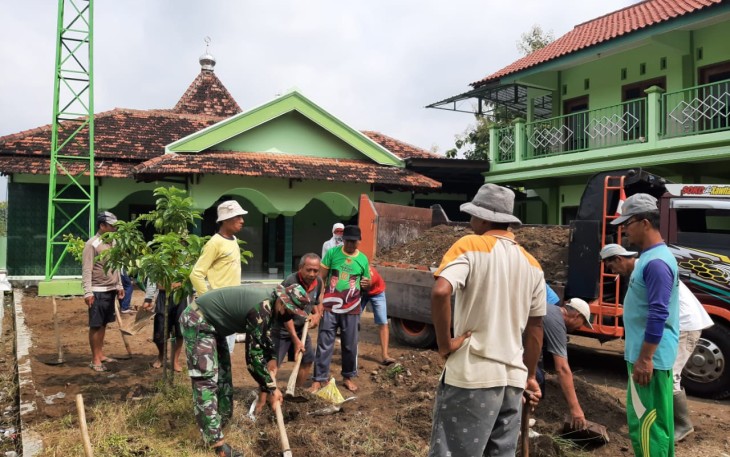 Babinsa Kodim Ponorogo Ikut Gotong Royong Uruk Halaman Masjid