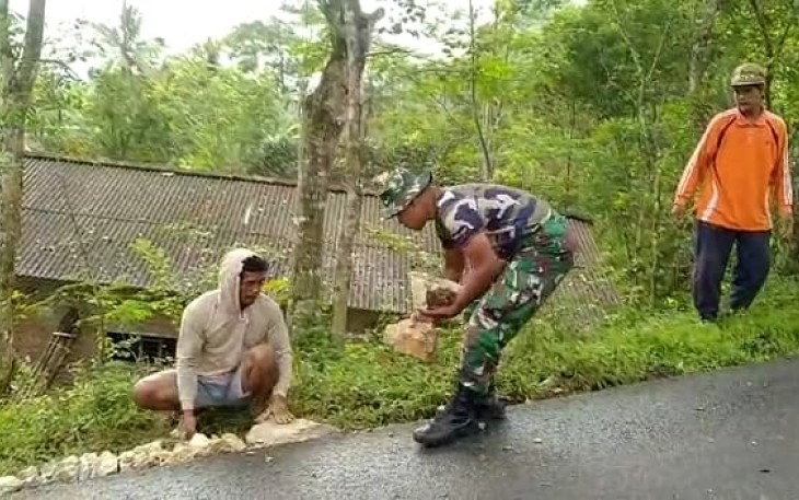 Babinsa Koramil 0801/08 Tulakan  Gotong Royong Perbaiki Jalan