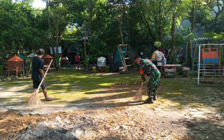 Babinsa Kelurahan Rejomulyo dan Satlinmas Laksanakan Kerja Bakti di Kawasan UMKM