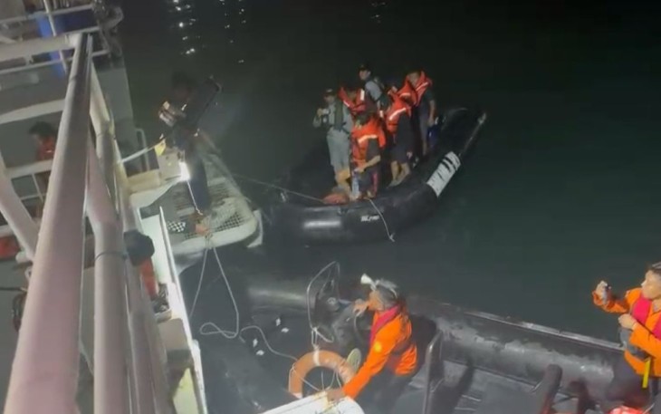 Bakamla RI saat Evakuasi 12 Kru Kapal Terbakar di Perairan Banten