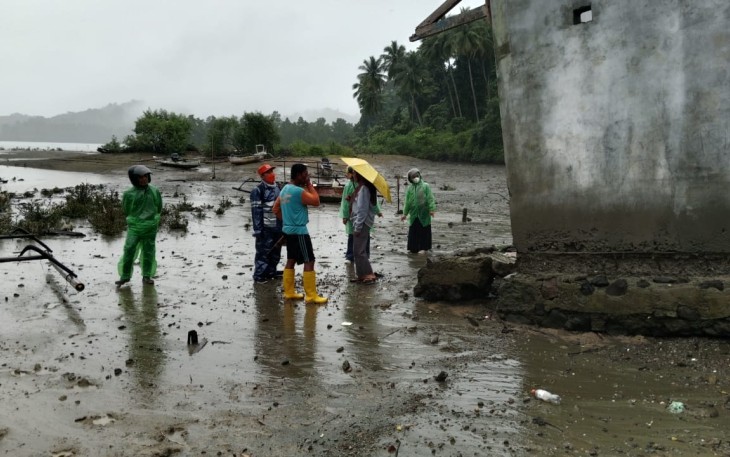Kondisi rumah warga yang terdampak banjir rob di Kabupaten Buol, Sulawesi Tengah pada Sabtu (1/2)