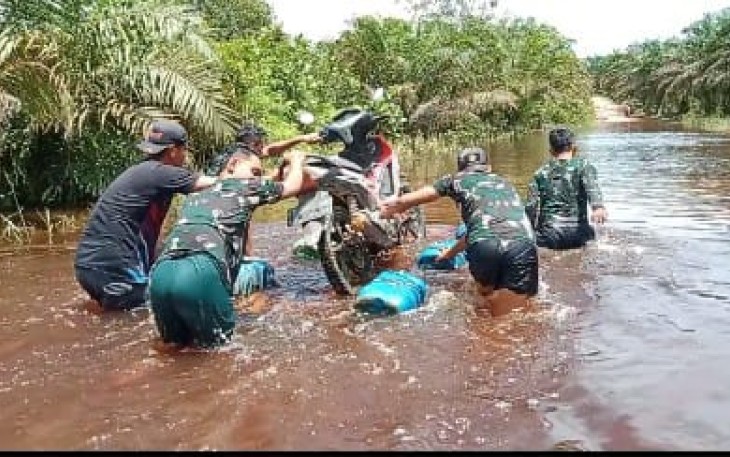 Perahu Rakit Satgas Yonzipur 5/ABW Evakuasi Warga Terdampak Banjir