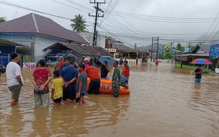 Personel Kodim Tapteng saat turut Evakuasi Warga Terdampak Banjir dan Longsor di Sibolga–Tapteng