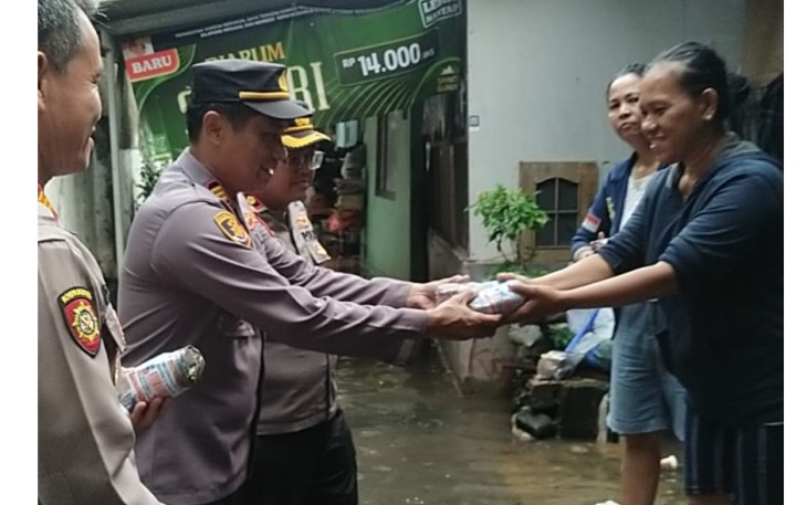 Kapolsek Kebon Jeruk, Kompol Nur Aqsha Ferdianto, didampingi Wakapolsek AKP Subartoyo, mereka memastikan kondisi warga terdampak serta memberikan bantuan yang dibutuhkan, Selasa (4/3/2025)