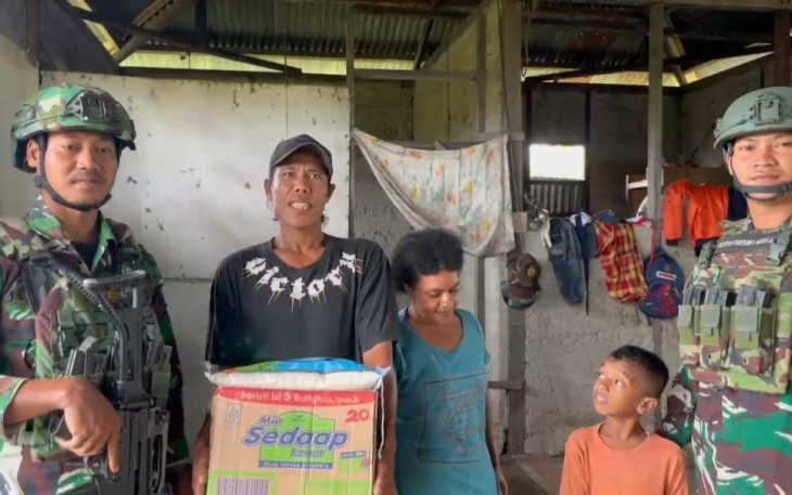 Satgas Yonif 642/Kps Pos Tomage Bagikan Sembako 