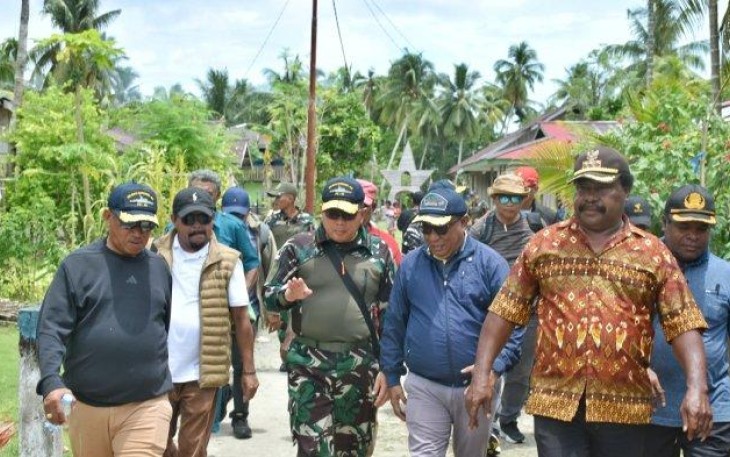 Bupati Biak Numfor Markus Mansnembra bersama Pangkoopsud III, Kaskoopsud III, Danguskamla Koarmada III serta jajaran pejabat eselon II saat berkunjung ke Kepulauan Aimando, Sabtu (5/4/2025)