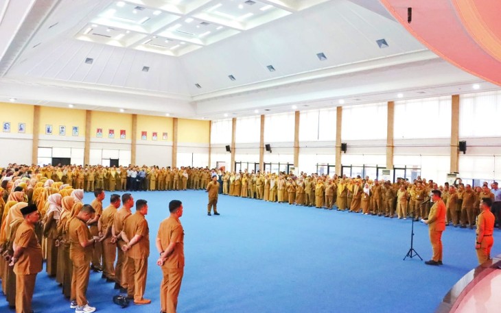 Bupati Bintan Roby Kurniawan SPWK saat pimpin apel perdana di Aula Kantor Bupati Bintan