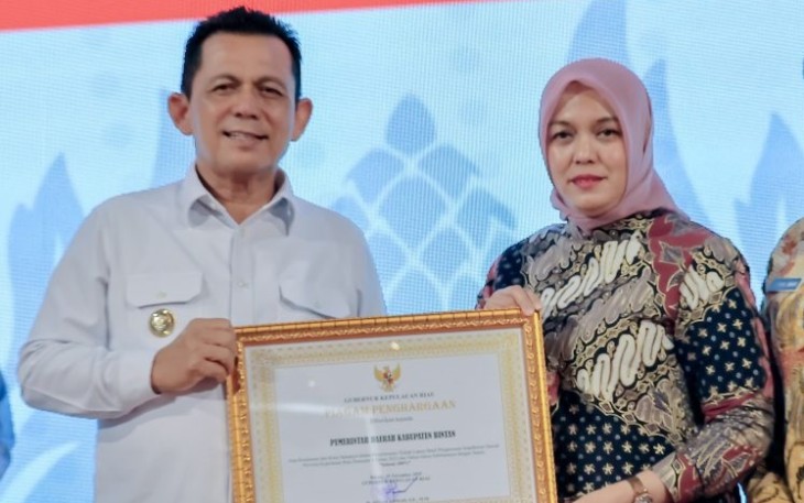 Gubernur Kepri, Ansar Ahmad menyerahkan penghargaan kepada Wakil Bupati Bintan, Deby Maryanti dalam kegiatan Rapat Koordinasi Pengawasan Daerah (Rakorwasda) Tingkat Provinsi Kepri Tahun 2025 di Ballroom Aston Hotel, Kota Batam, Kamis (20/11).