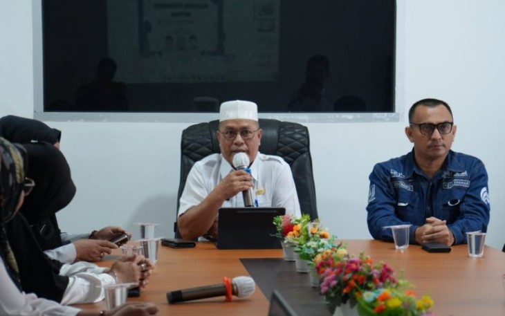 Kepala Dinas Komunikasi dan Informatika (Kominfo) Natuna, Ikhwan Solihin yang didampingi Kepala Bidang Pengelola Informasi dan Komunikasi Publik (PIKP) Natuna, Kevin Khahar sambut baik kunjungan sejumlah Guru dan siswa Sekolah Luar Biasa (SLB)